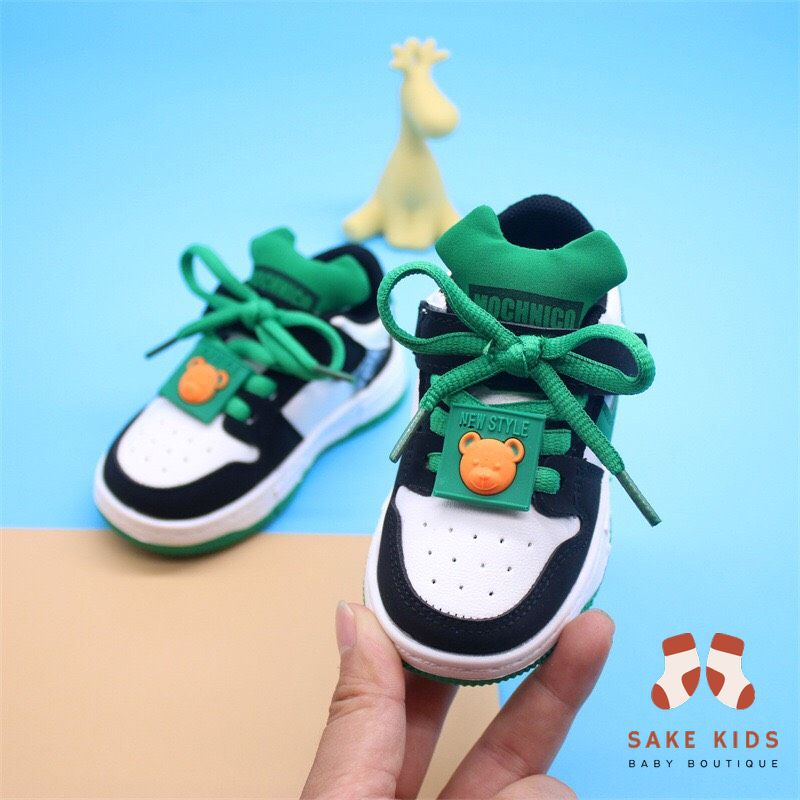 Giày thể thao cho bé, Giày sneaker dây buộc gắn sticker gấu phối màu dễ thương mẫu mới nhất G11