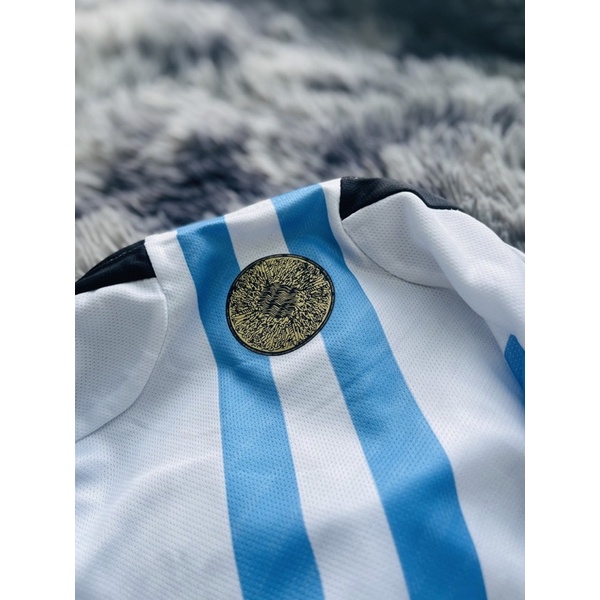 Set bộ quần áo thể thao bóng đá argentina áo trắng sọc xanh quần đen chất vải gai mịn 2022 2023