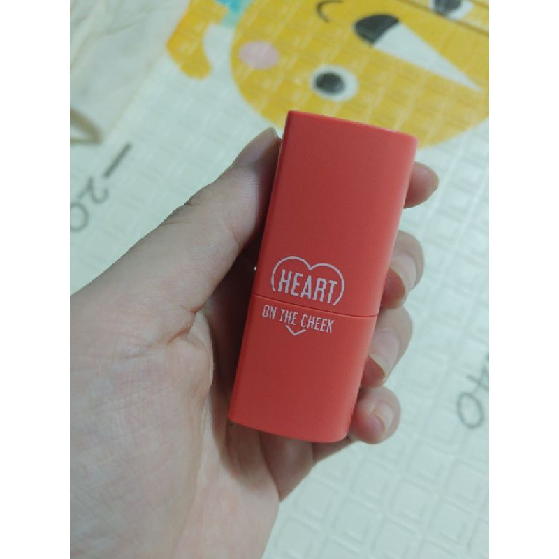 Phấn má hồng dạng thỏi Apieu heart on the cheek cr01 booyah 5.5g