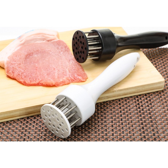 Cây dầm thịt cầm tay, săm vào thịt giúp thịt ngấm đều gia vị và chế biến nhanh hơn