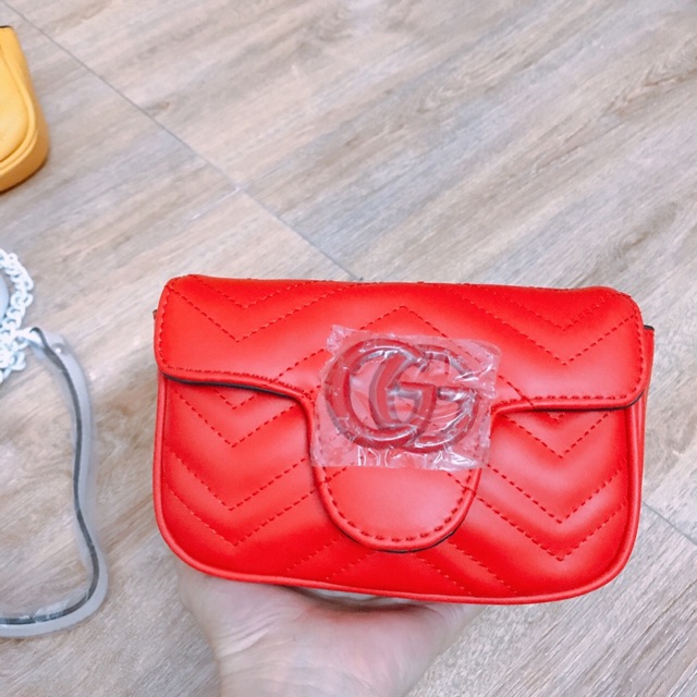 Túi mẫu xinh .dập.lót đỏ .dây đeo cùng màu túi