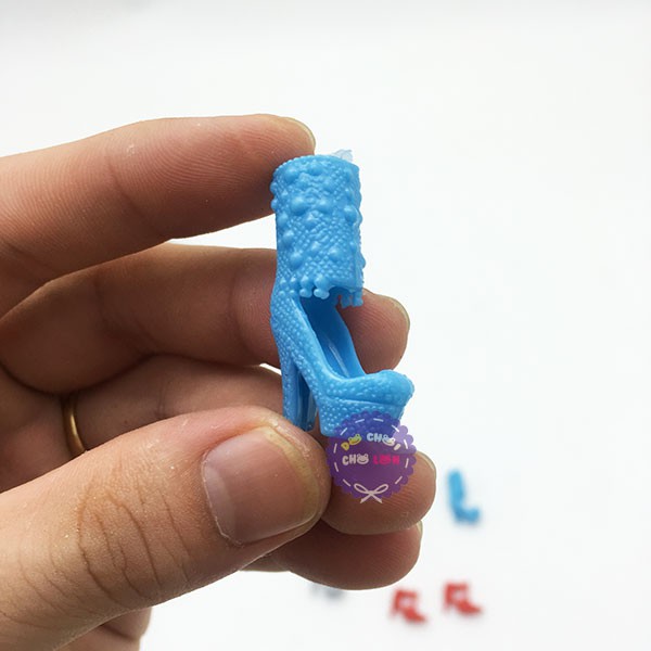 Vỉ đồ chơi giày, dép, guốc cao gót cho búp bê 20 bịch bằng nhựa