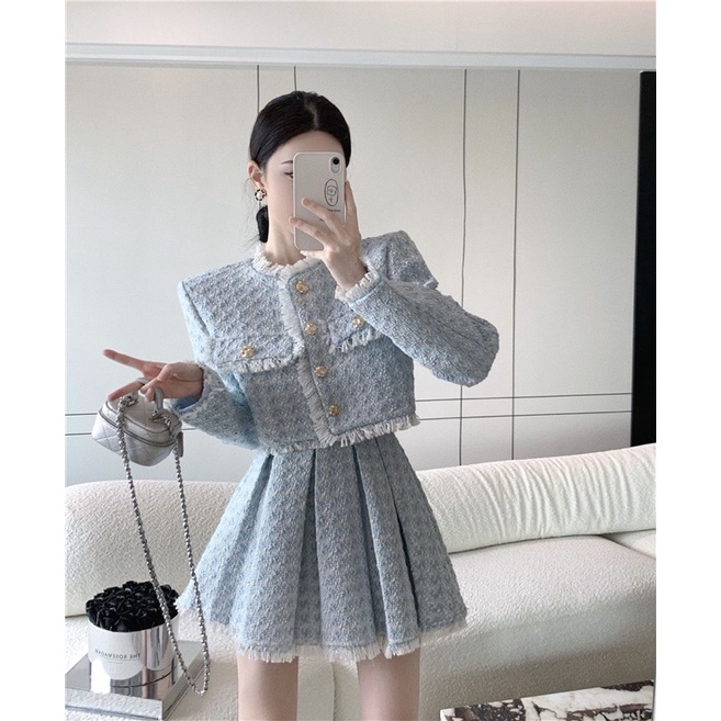 Set dạ tweed Áo Khoác dáng ngắn phối viền tua rua, kèm Chân Váy xếp li. Áo Sơ Mi mua riêng