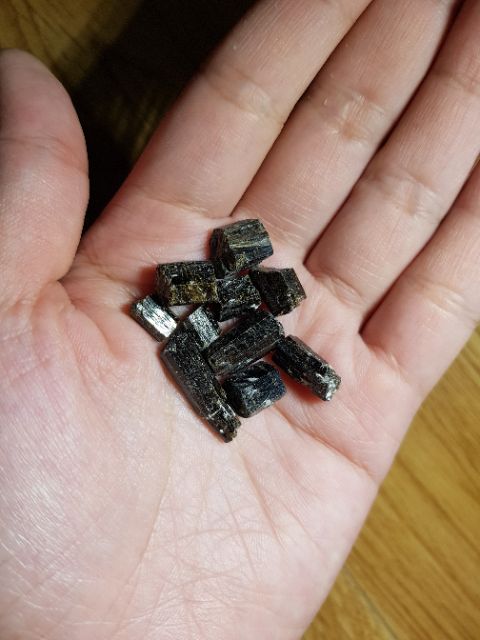 Tourmaline đen thô dùng trong thanh tẩy bài Tarot, thiền định, phong thủy | BigBuy360 - bigbuy360.vn