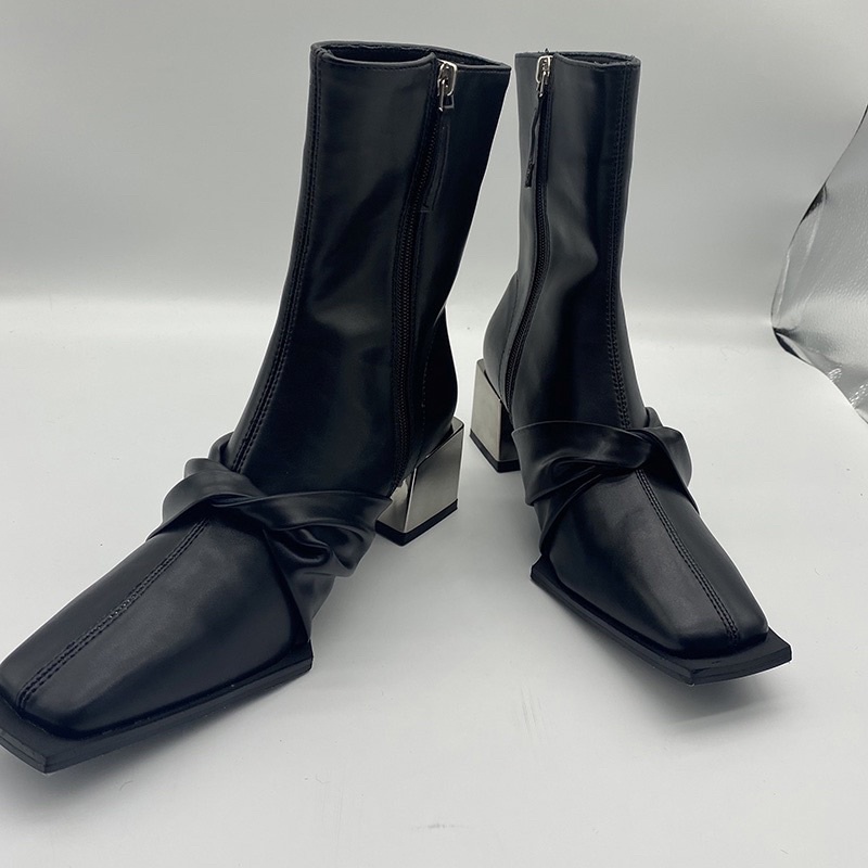 BOOTS THẤP CỔ ĐAN CHÉO ĐẾ KIM LOẠI CÁ TÍNH