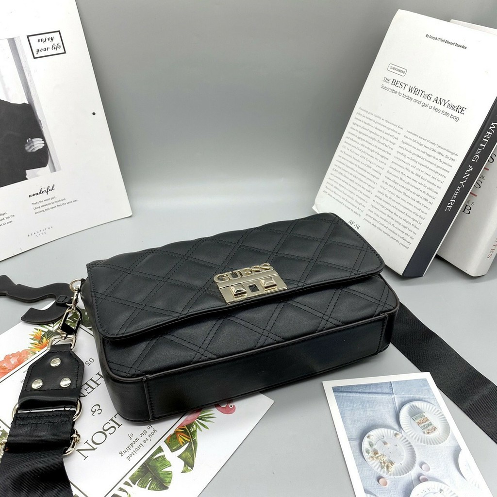 TÚI XÁCH GUESS CHẦN KHOÁ VUÔNG