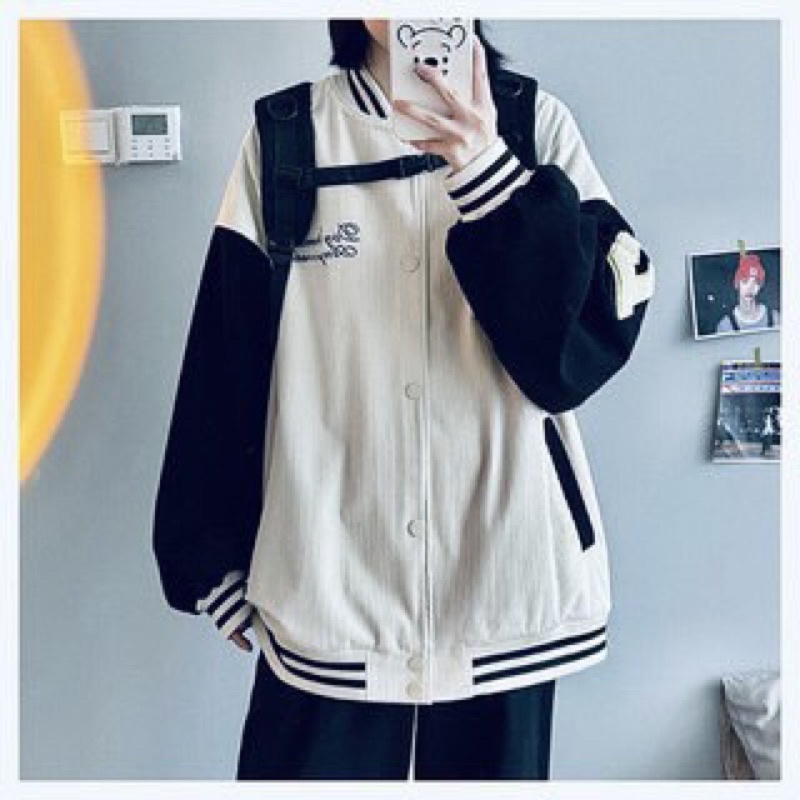 Áo khoác bomber unisex vải nhung tăm thêu chữ và nút bấm màu kem và đen freesize Pumi