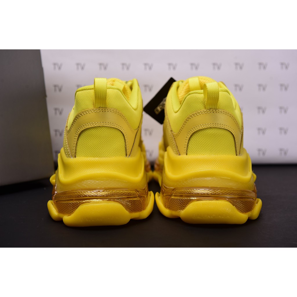 Giày thể thao đế khí màu vàng