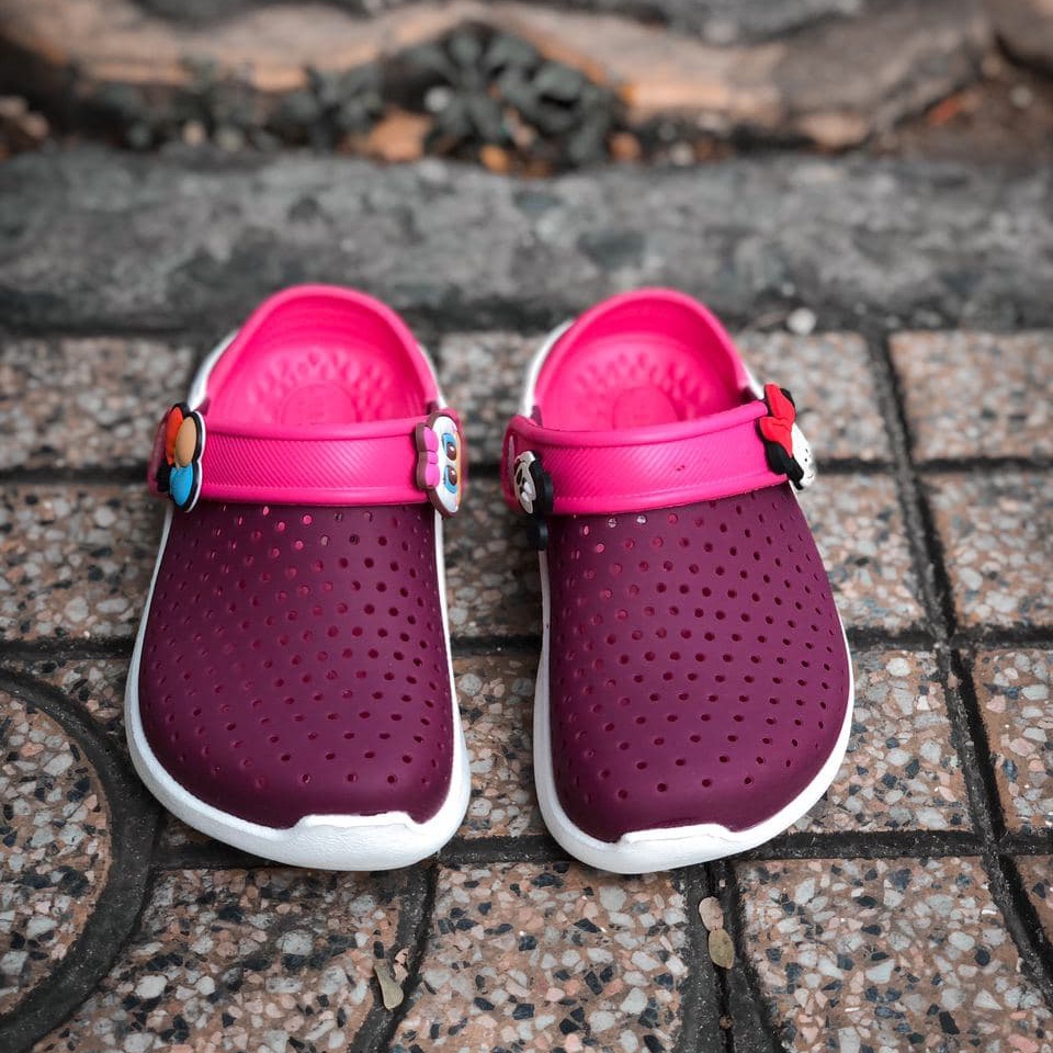 Giày Dép Sục Literide Clog Đỏ Mận Crocs Trẻ Em Chính Hãng Size 27 Đến 35 - Tặng 4 Jibbizt - Sấu Vui Vẻ
