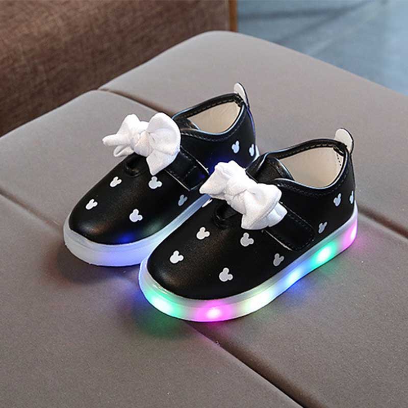 Đôi giày PU hoạ tiết chuột Mickey với đế gắn đèn LED xinh xắn cho bé