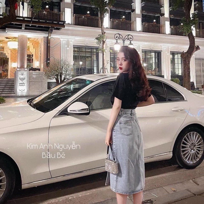 Chân váy jeans 2 khuy sẻ trước chất dày dặn.