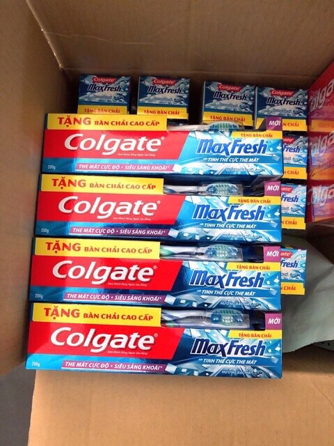 Kem đánh răng Colgate MaxFresh hương bạc hà tuýp 230g +tặng bàn chải