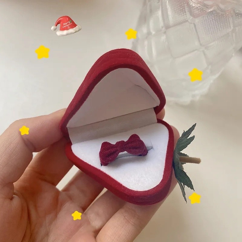 Nhẫn nơ cute hàn quốc và hộp dâu tây bằng  nhung phong cách dễ thương
