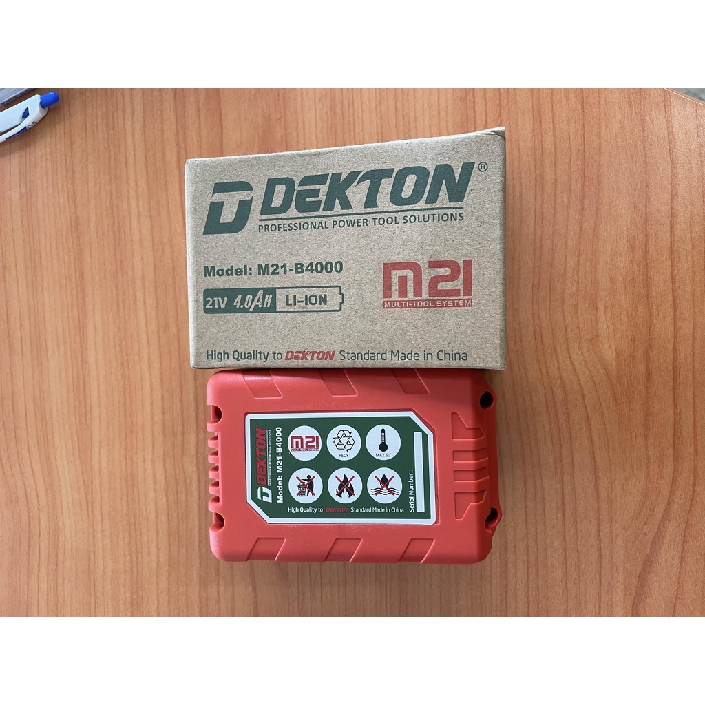 BỘ SẠC KÈM PIN DEKTON 21V 4AH DÒNG XẢ 40A