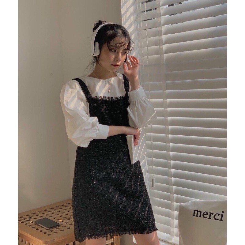 Yếm bố đen tua rua + áo trắng | BigBuy360 - bigbuy360.vn