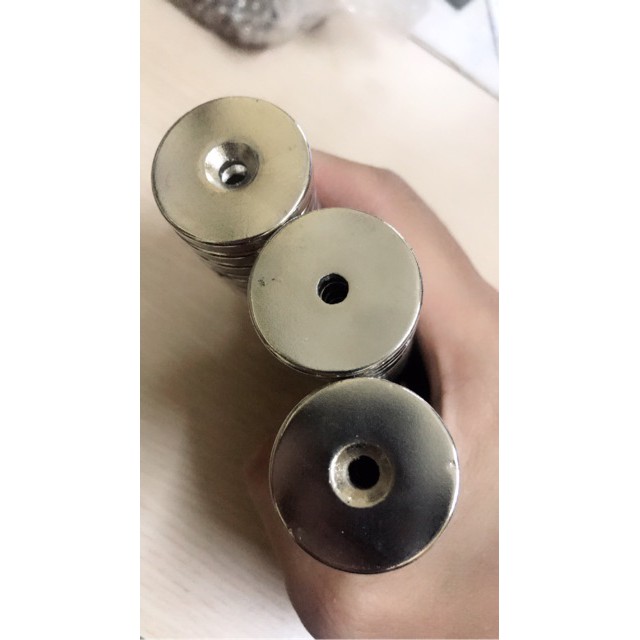 Nam châm viên 30x5 lỗ 5 ( hít bi sắt )