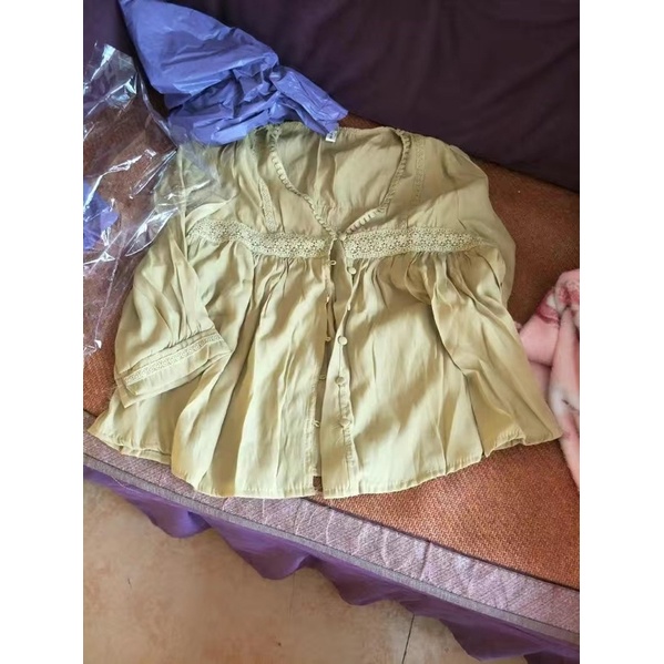 Áo sơ mi tay lửng thêu ren cổ chữ V
