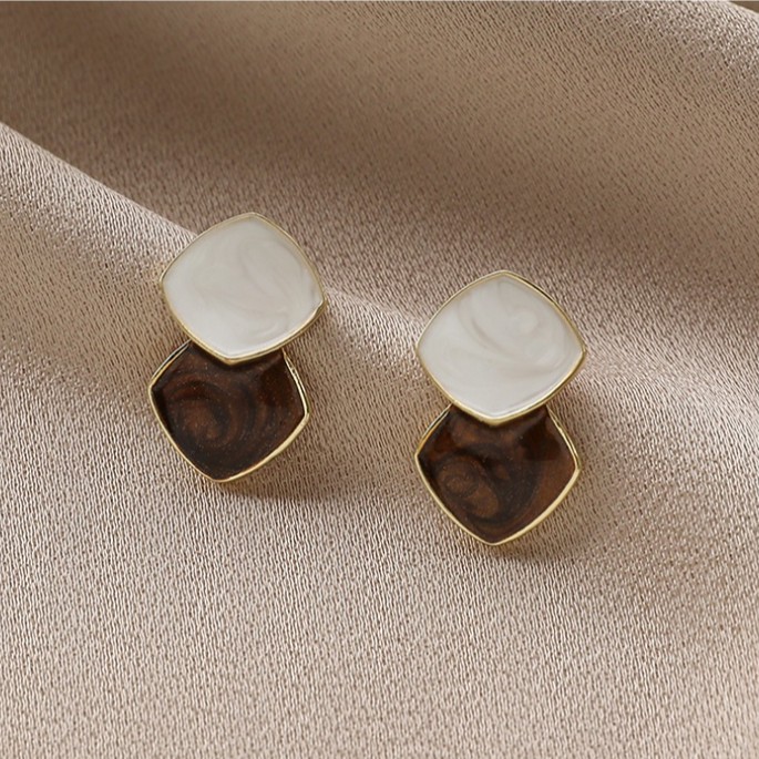 Bông tai thiết kế hình học màu sắc tương phản hợp thời trang 2023