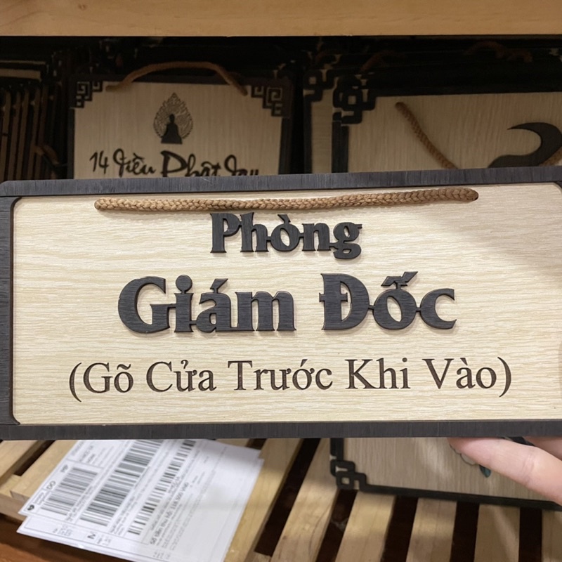 Bảng gỗ treo cửa phòng giám đốc gõ cửa trước khi vào