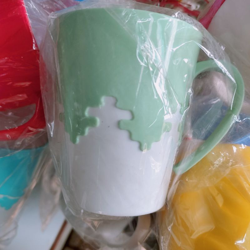 Ca Uống Nước Có Quai Nhựa Bóng 2 Màu Kiểu Ghép Hình