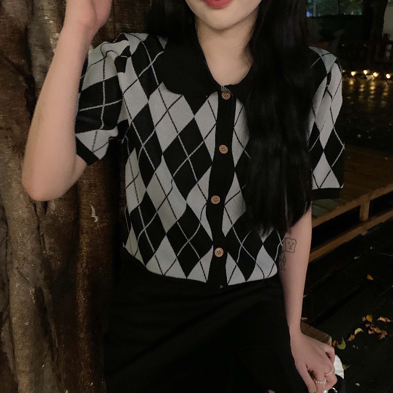 Áo Len Polo Croptop Họa Tiết Kẻ Caro Quả Trám 2 Màu Nâu/ Đen