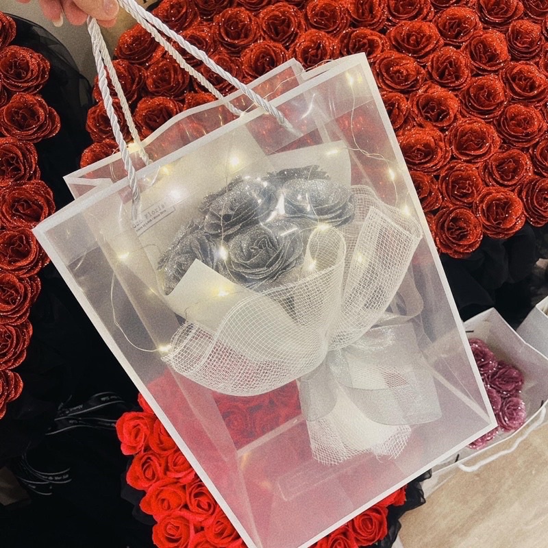 BÓ HOA NHŨ 7 BÔNG TẶNG KÈM TÚI, ĐÈN, THIỆP
