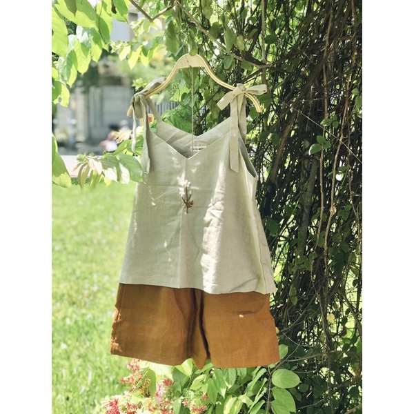 ÁO 2 DÂY LINEN THÊU TAY - Nhà Của Moon