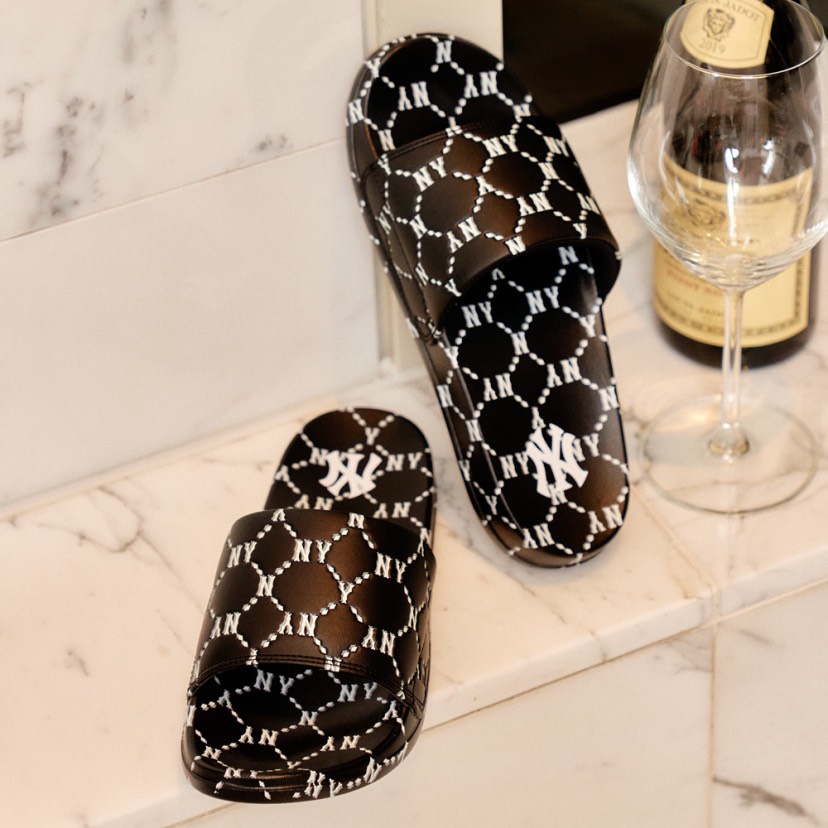 Dép MLB Mound Dia Monogram CHÍNH HÃNG MLB Mound Dia Monogram New York Yankees Black Slide - Simple Sneaker