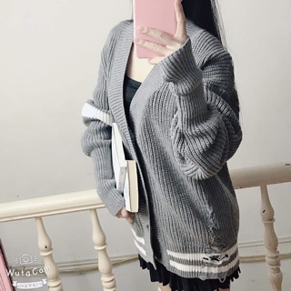 Cadigan màu ghi tay kẻ trắng