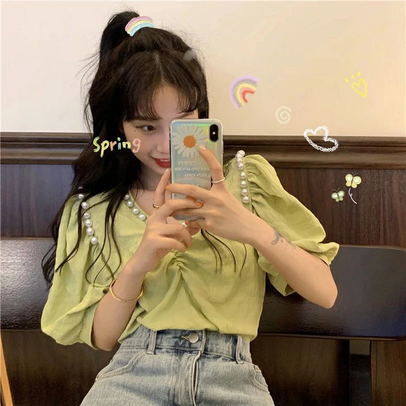 (Hàng oder) Áo cộc tay cổ V gắn hạt phần cổ áo và đường nối tay áo. Áo kiểu cộc tay tay phồng nhẹ xinh xắn.