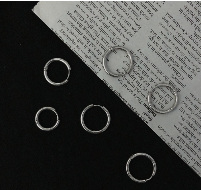 Hoa tai nhỏ màu đen theo phong cách hiphop cá tính