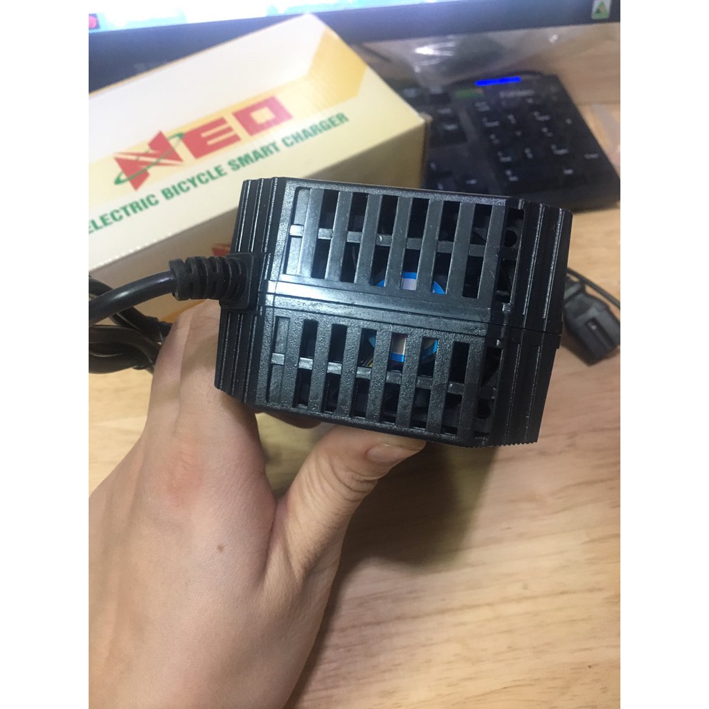 Sạc Xe Điện 72V20AH Chống Phồng Bình Chân Vuông Đặc