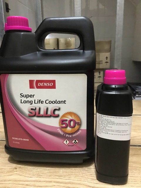 Nước làm mát động cơ ô tô chính hãng Denso màu xanh và màu hồng loại 1L