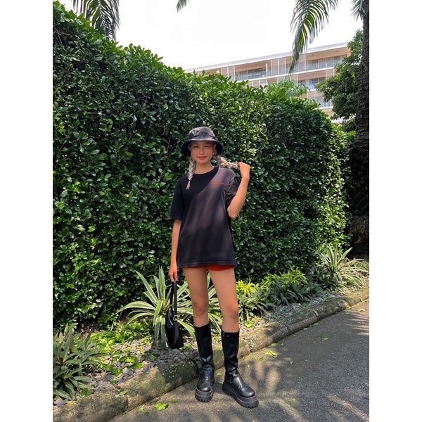 Áo thun oversize thêu Wanderlust đen