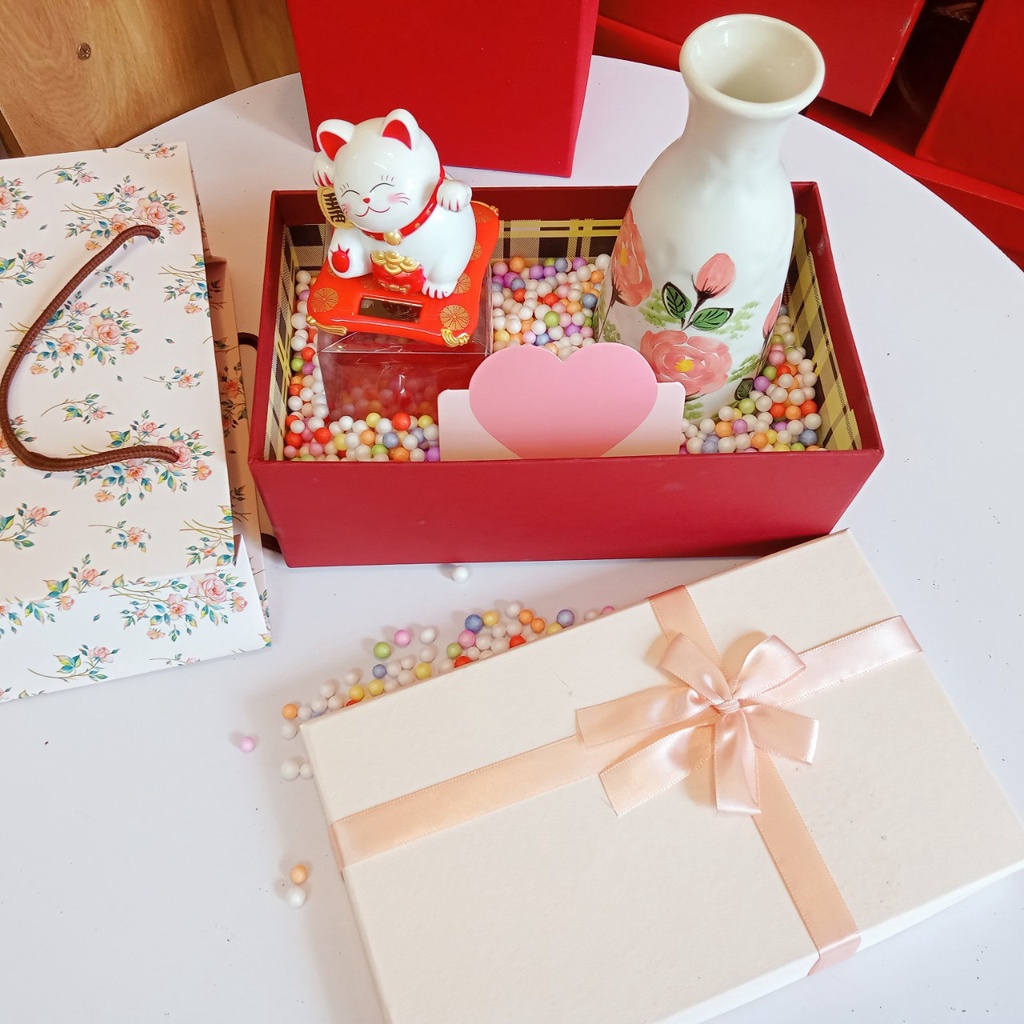 Quà tặng sinh nhật, Hộp quà tặng bạn gái ý nghĩa,chú mèo vẫy tay may mắn và bình hoa hồng tài lộc, Quà tặng nhân dịp