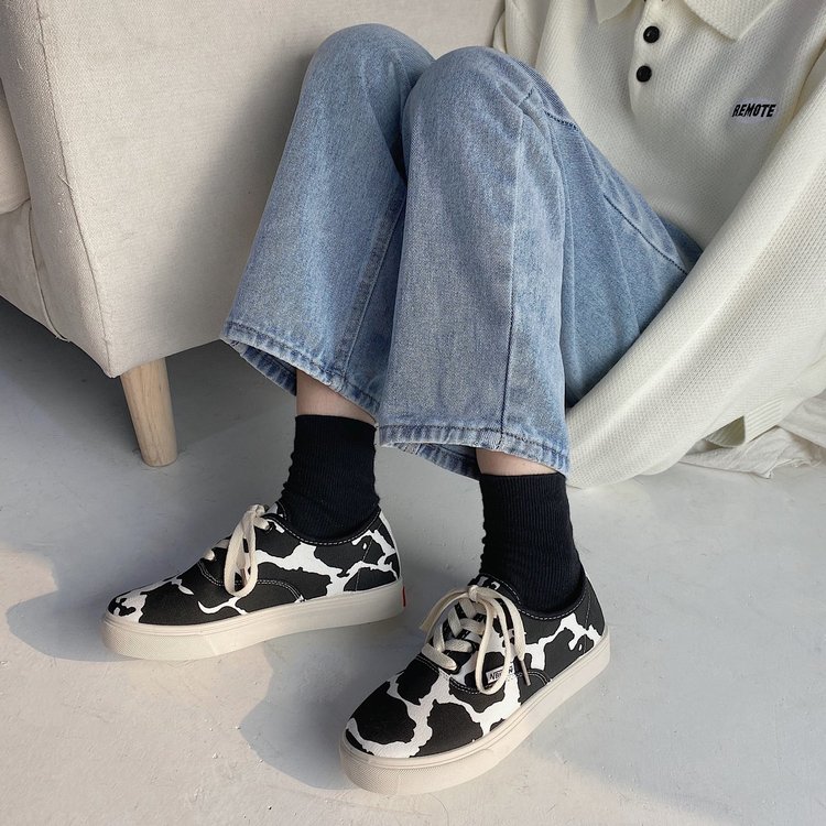 Giày thể thao đế bằng họa tiết bò sữa phong cách Hàn Quốc thời trang sành điệu | BigBuy360 - bigbuy360.vn