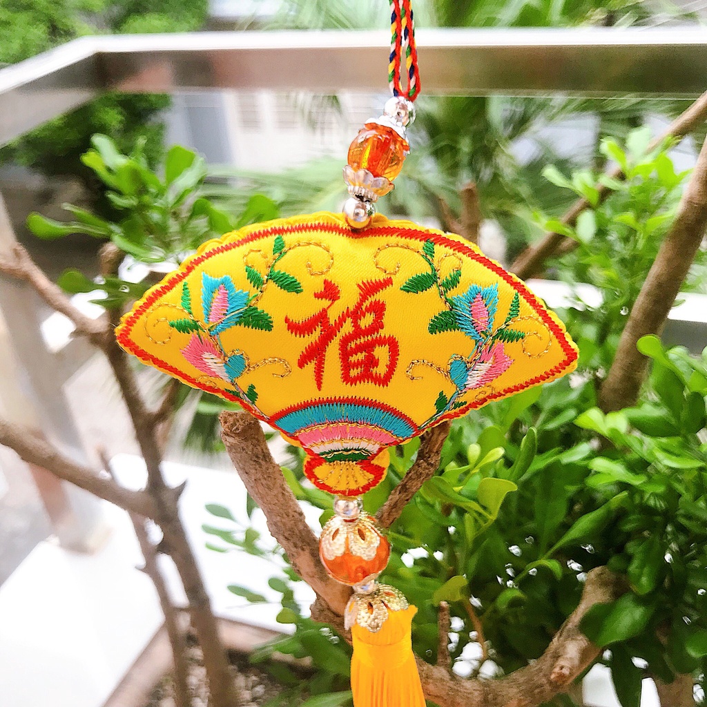 Dây treo hình cái quạt phong thủy nhỏ xinh nhiều màu sắc, thích hợp để trang trí