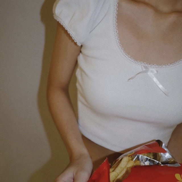 Áo croptop nữ kiểu ren viền cổ vuông tay ngắn