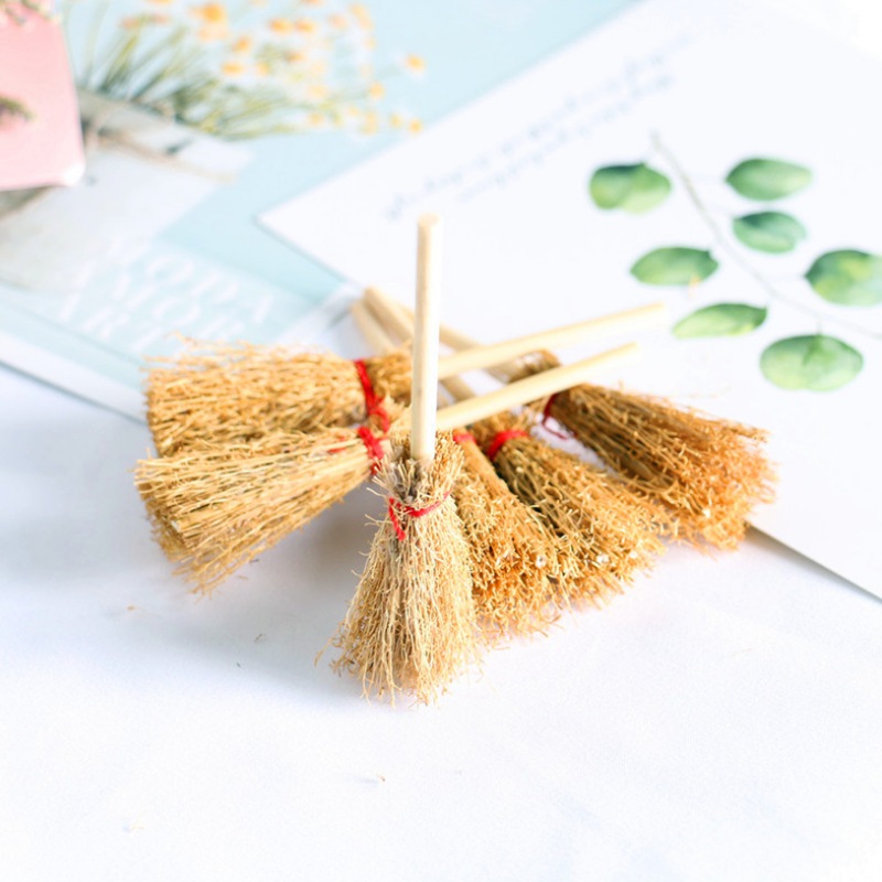 Set 2 mô hình chổi và đồ hốt rác mini trang trí sân vườn