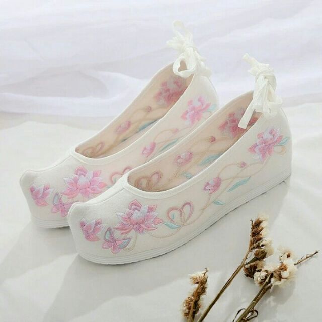 Giày vải thêu cổ trang Trung Quốc loại thắt dây gót cao 3.5cm giá rẻ.