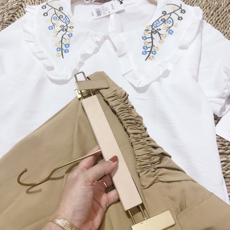 Set bộ sơ mi đũi trắng cổ thêu hoa mix sooc kaki nâu be