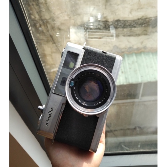 Máy ảnh film Minolta Himatic 7 trang trí, decor hay đạo cụ