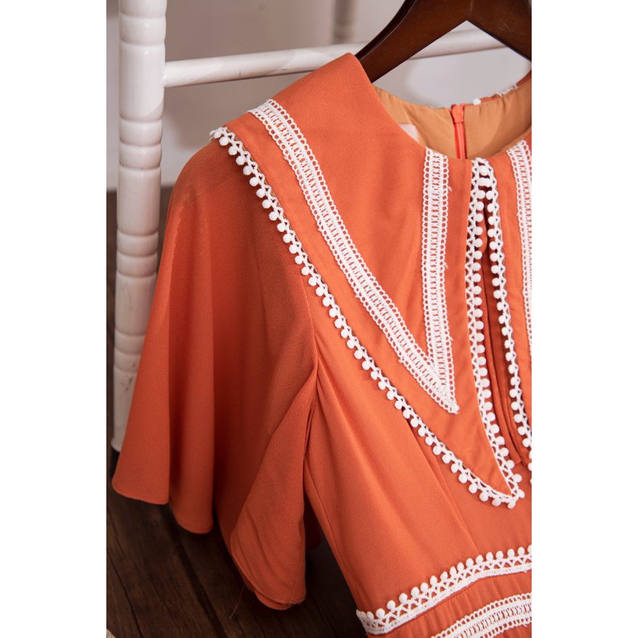 [Mã SKAMSALEP6 giảm 10% tối đa 100K đơn 150K] SÒ VINTAGE - COSY Đầm cổ nhọn tay cánh tiên viền ren | BigBuy360 - bigbuy360.vn