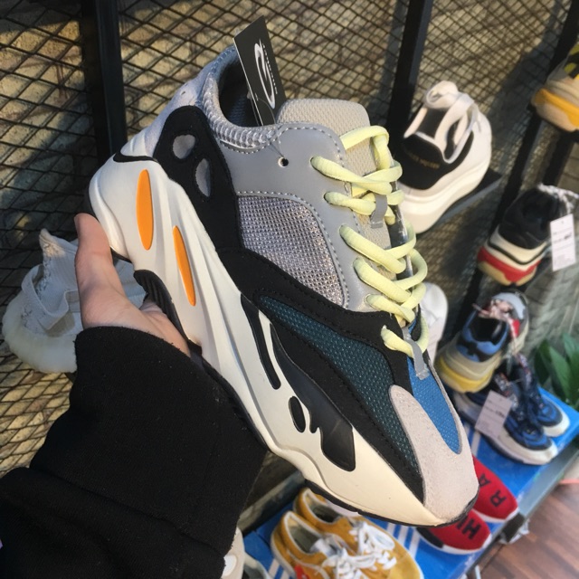 Giày sneaker