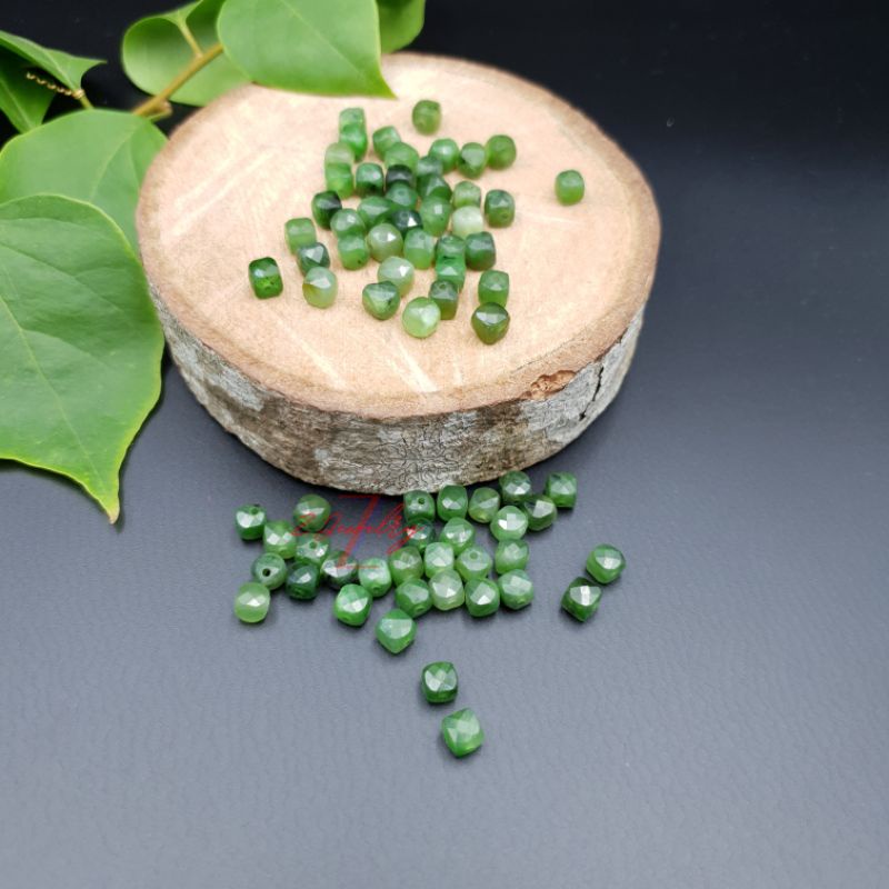 1 hạt đá xanh lá hình vuông mini