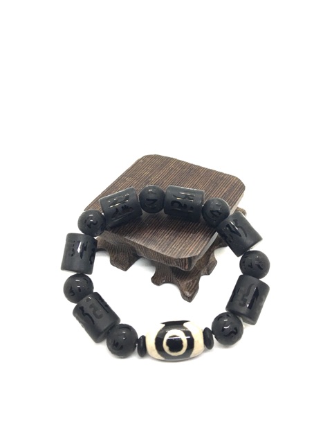 Vòng tay Dzi và đá đen phong thủy khắc chữ Tây Tạng