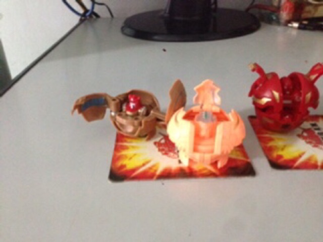 Bộ 3 cái đồ chơi bakugan, khách chọn 3 trong 4 mẫu số 8,9,10,12 như hình chi tiết. bakugan3