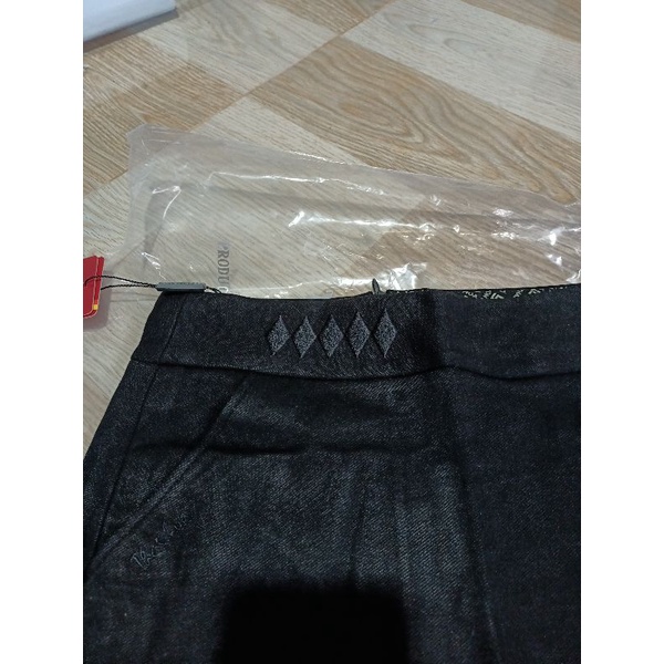 Chân váy Thái Hòa màu đen vải cotton co giãn thêu họa tiết