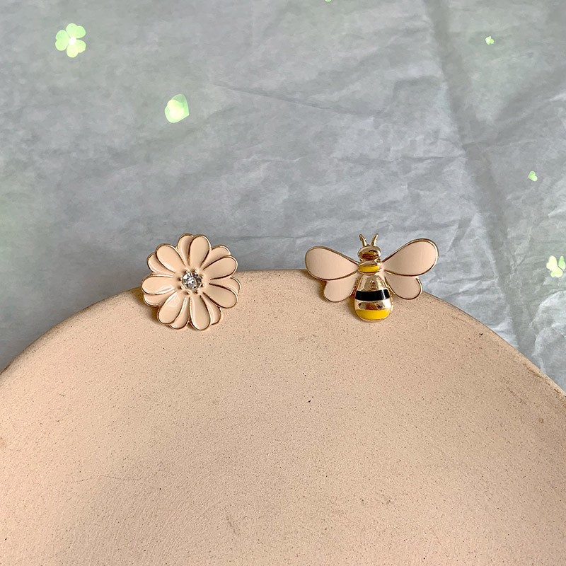 Pin cài áo ong bướm và hoa cúc - GC338