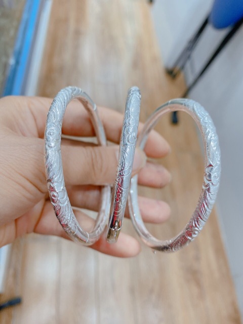 Vòng tay thân tròn chạm hoa văn mở bạc ta 4